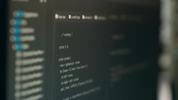 Photo computer display of software developer typing database functions script on terminal window, cloud computing. displaying source code and hmtl script with it coding or programming language. close up.