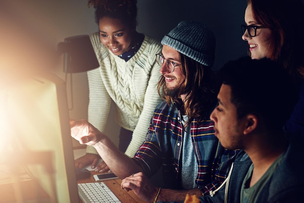 コンピューターの多様性チームワークまたは夜間チーム プログラミング ERP ソフトウェア サイバーセキュリティ システムまたはコード情報技術 AI 開発者とプログラマーのコーディング クラウド コンピューティング データベースのコラボレーション