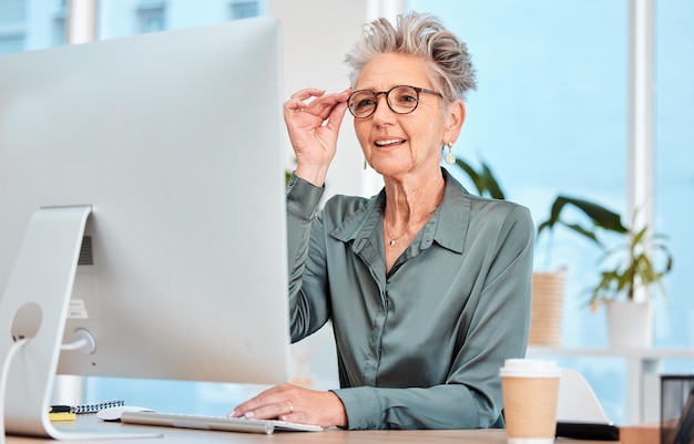 Computer e-mail lezen en zakenvrouw netwerken werken receptie en bedrijfsonderzoek op internet Bedrijfsreceptionist online planning en senior medewerker die informatie typt op een pc