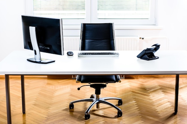 Computer en vaste telefoon op het bureau in het kantoor