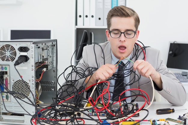 Photo computer engineer working on broken cables