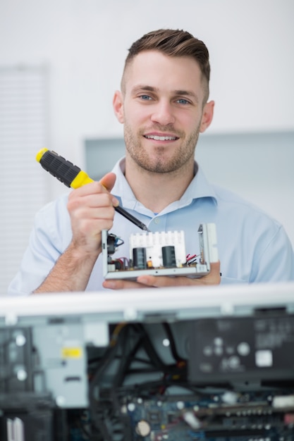 Foto ingegnere informatico che lavora alla parte del cpu davanti al cpu aperto