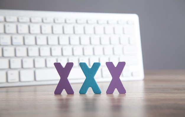 写真 xxx記号の付いたコンピューターのキーボード。