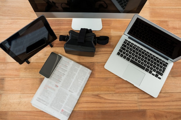 Computer, laptop, digitale tablet, mobiele telefoon, virtuele headset en krant