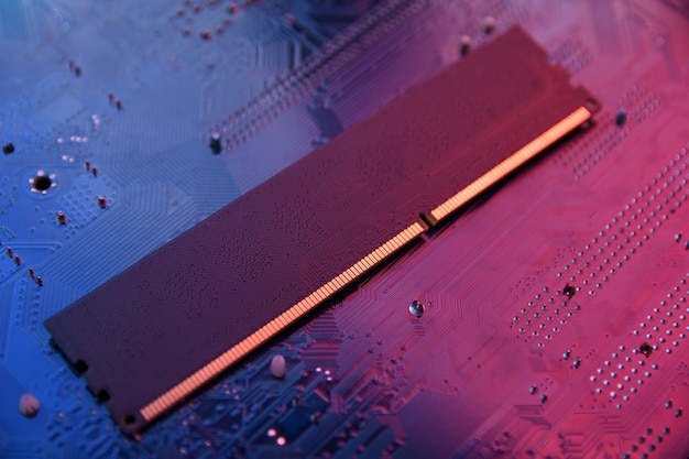 マザーボードのバックグラウンド上のコンピュータメモリRAM。閉じる。システム、メインメモリ、ランダムアクセスメモリ、オンボード、コンピュータの詳細。コンピュータコンポーネント。 DDR3。 DDR4。 DDR5