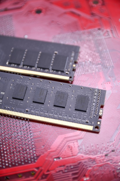 マザーボード上のコンピュータ メモリ RAM。閉じる。システム、メイン メモリ、ランダム アクセス メモリ、オンボード、コンピューターの詳細。コンピュータ コンポーネント。 DDR3。 DDR4。 DDR5