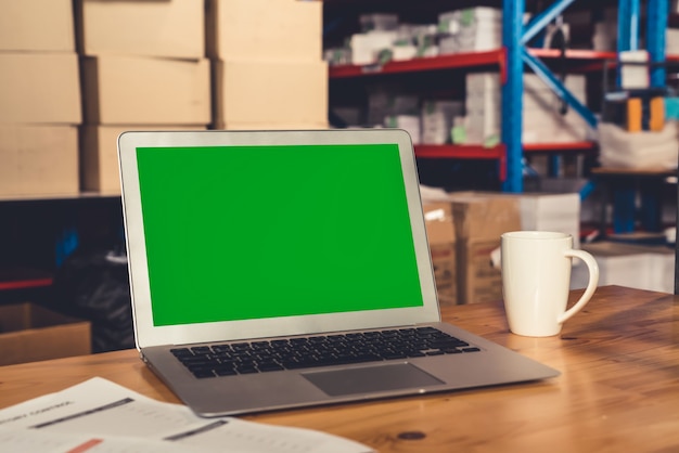 Computer met groen scherm in magazijn opslagruimte
