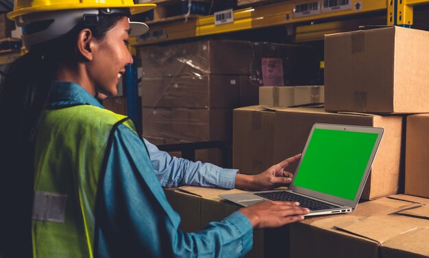 Computer met groen scherm in magazijn opslagruimte