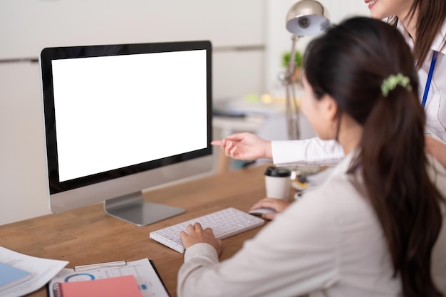 Компьютерный макет двух деловых людей, обсуждающих в офисе с видимым белым пустым экраном с пространством для копирования