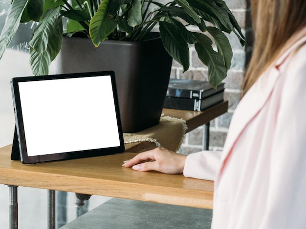 Computer mockup kantoor vrouw mobiele technologie elegante dame op zoek tablet computer leeg scherm in