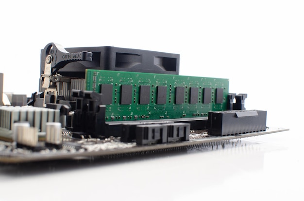 Scheda madre del computer cpu memoria ram slot socket e componenti del computer tecnologia concettuale prestazioni di calcolo e innovazione sfondo bianco e superficie con porta e connessione dorata