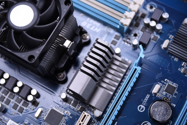 Foto scheda madre del computer e componenti elettronici memoria cpu e diversi socket per scheda video