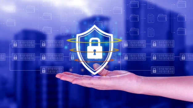 コンピュータネットワークの保護 安全で安全なデータ コンセプト ビジネスマンがシールドを握っている 保護アイコン 安全シールド ロック 安全 ビジネス 保護コンセプト