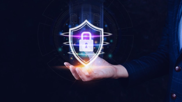 コンピューター ネットワーク保護の安全で安全なデータ コンセプト シールド保護アイコンを保持しているビジネスマン セキュリティ シールド ロック セキュリティ ビジネスマン保護コンセプト