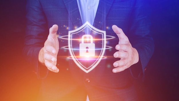 コンピューター ネットワーク保護の安全で安全なデータ コンセプト シールド保護アイコンを保持しているビジネスマン セキュリティ シールド ロック セキュリティ ビジネスマン保護コンセプト