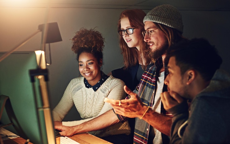 Photo computer office collaboration or night team programming erp software cybersecurity system or programmer code app data science ai developer or diversity teamwork on coding cloud computing database