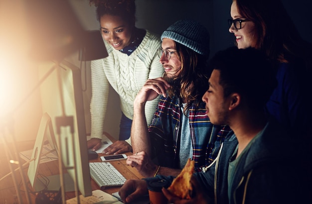 コンピューター オフィスのチームワークまたは夜間チーム プログラミング ERP ソフトウェア サイバーセキュリティ システムまたはプログラマー コード アプリ データ サイエンス AI 開発者またはコーディング クラウド コンピューティング データベースにおける多様性のコラボレーション