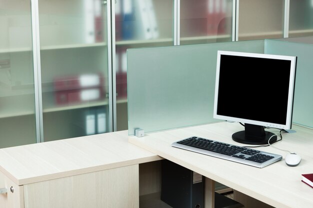 Computer op een bureau