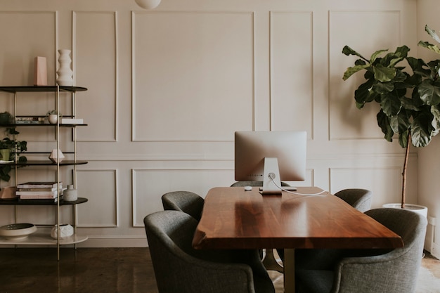 Computer op een houten tafel op kantoor