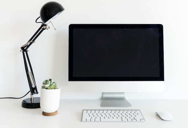 Computer op het bureau met witte achtergrond