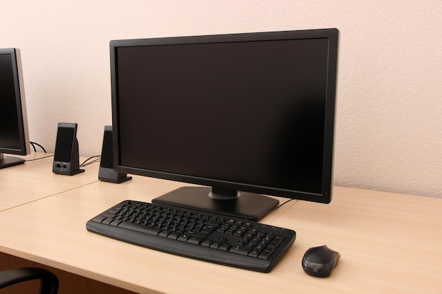 Computer op tafel in de kamer