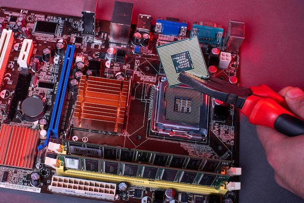 Microprocessore del processore del computer sulla luce al neon rossa della scheda madre