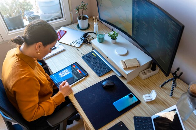 Foto programmatore informatico che lavora da casa concetto di telelavoro donna d'affari che utilizza un tablet