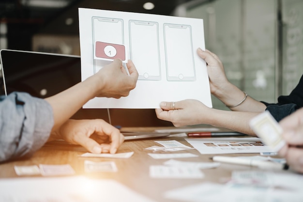 Foto programmatori di computer che lavorano alla scrivania in ufficio