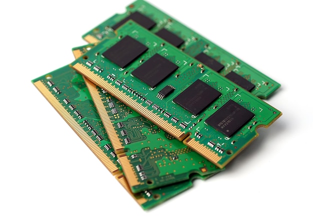 Computer RAM Random Access Memory-modules op de witte achtergrond