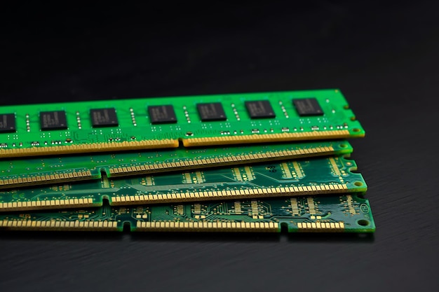 Computer Random Access Memory RAM-chips op zwarte houten vloer