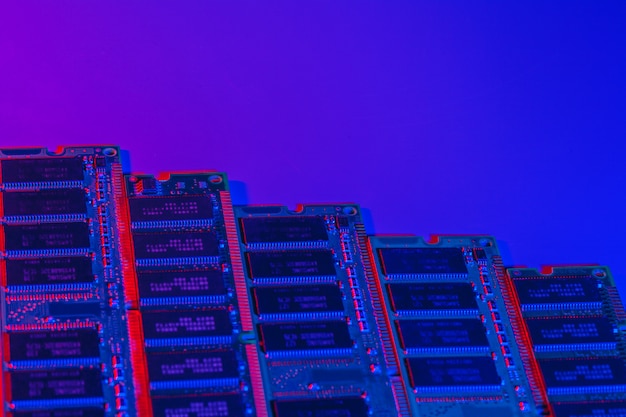 コンピューターのランダムアクセスメモリ（RAM）のクローズアップ