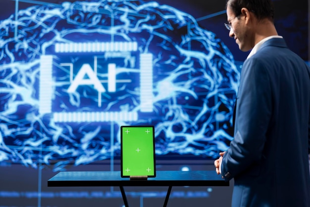 マックアップタブレットを使用してAI分野の進歩をしているスタートアップのコンピュータ科学者