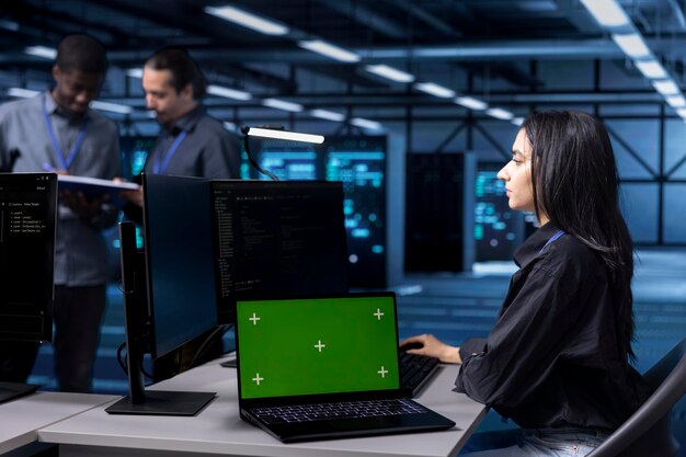 ブレードサーバーを監督するためにグリーンスクリーンノートブックを使用するコンピュータ科学者