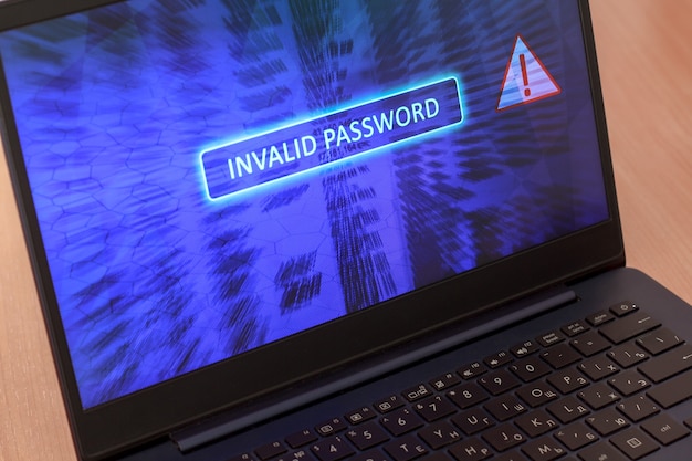 Foto concetto di schermo del computer con errore di immissione della password. password non valida su sfondo blu. icona triangolare di avviso rosso. orizzontale.