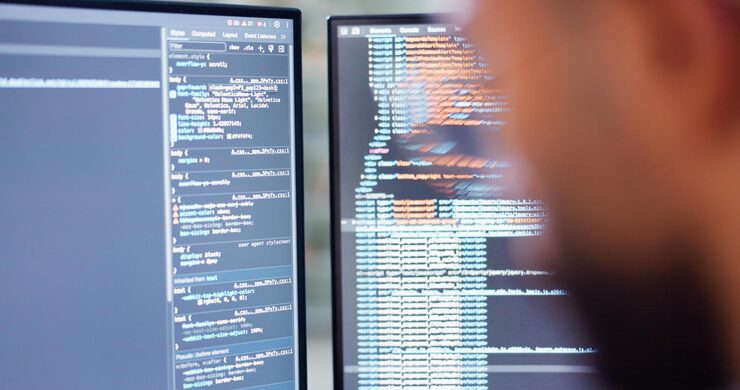 Photo 컴퓨터 스크린 프로그래밍 및 웹 개발: 스크립트를 코딩하기 위해 사무실에 있는 사람과 함께 사이버 보안 데이터 및 소프트웨어 코드: 메인프레임 네트워크 또는 온라인 디자인을 위해 직장에서 프로그래머와 함께