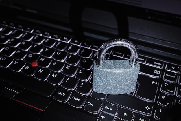 コンピュータのセキュリティコンセプト - 鍵盤の閉じたパッドロック パッドロック - ラップトップのキーボード - セレクティブ・フォーカス - クローズアップ - トーン