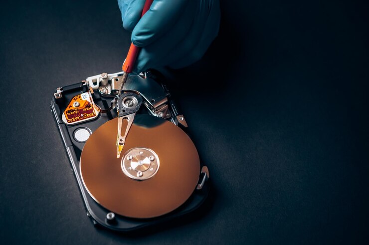 コンピューター サービス エンジニア技術者の職場で、分解された HDD ハード ドライブ データを修復修復します。