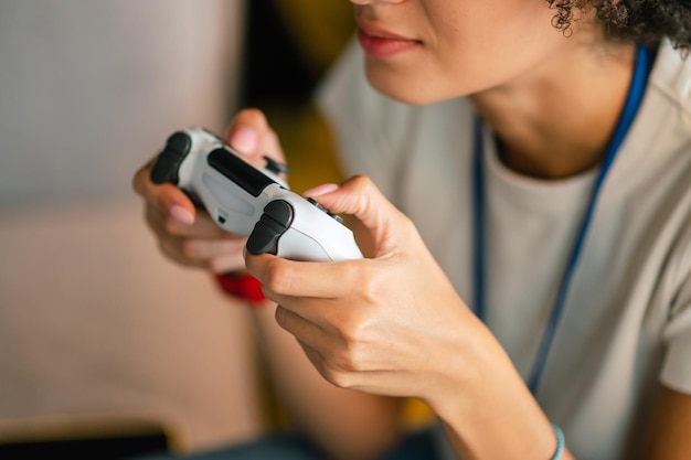 Computer spelletjes. Jong meisje in witte t-shirt playong op playstation