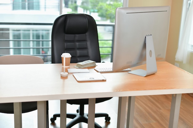 Photo computer on table at office