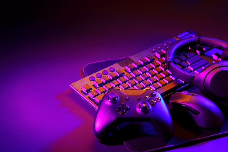 Foto computer toetsenbord muis en joystick op zwarte achtergrond