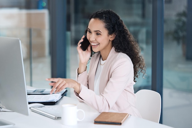 Computeradvies en telefoongesprek met zakenvrouw op kantoor voor netwerkonderhandeling of contact Communicatietechnologie en planning met vrouwelijke werknemer voor online project of verbinding