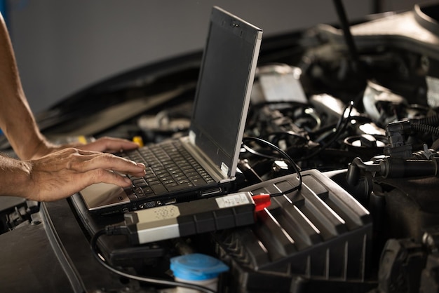 Computerdiagnostiek van de auto Europese automonteur heeft een automonteur van een digitaal apparaat