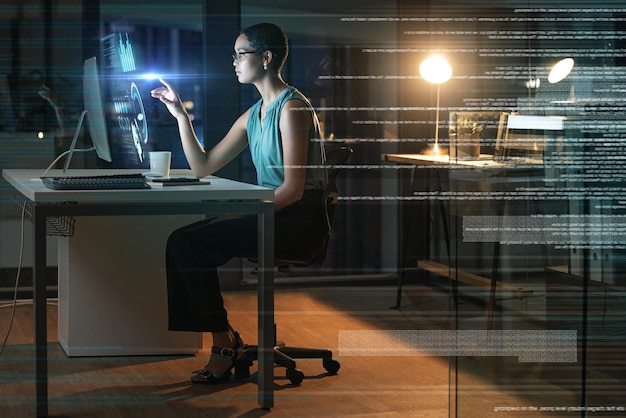 Computerhologramanalyse en vrouw wijzen op wereldwijde netwerknetwerkcommunicatie of onderzoeksgrafiek Digitaal transformatieprofiel ui-dashboard of Afrikaanse persoon werkt aan toekomstige nachtoverlay