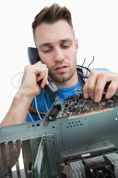 Foto computeringenieur die aan correcte kaart op cpu werken terwijl op vraag