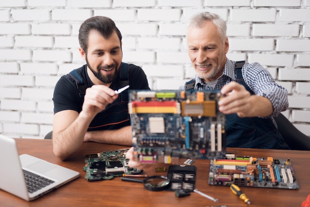 Computeringenieurs onderzoeken pc-moederbord