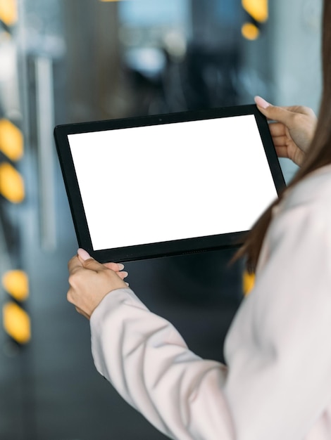 Foto computermodel mobiele technologie online werk vrouwelijke handen die het lege scherm van de tabletcomputer binnen houden