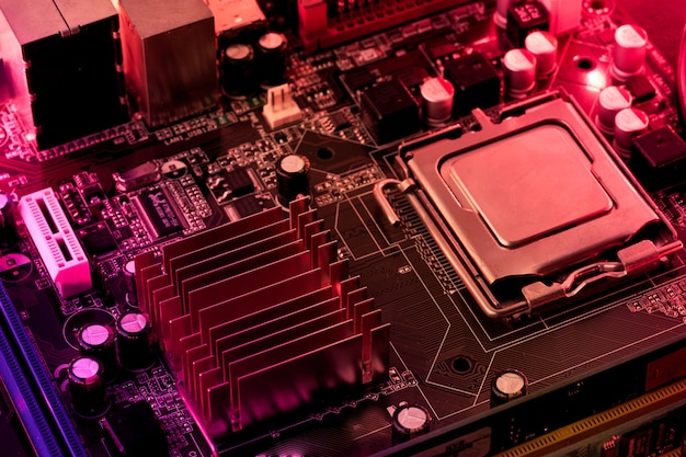 Computermotherboard met de veelkleurige gloed van het onduidelijk beeldneon, PC-achtergrond