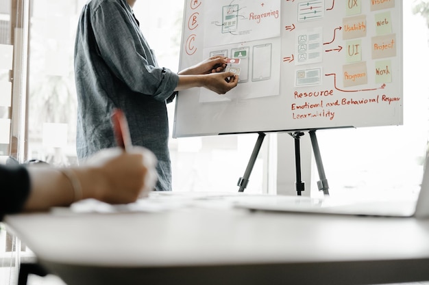 Computerprogrammeurs die aan het bureau werken