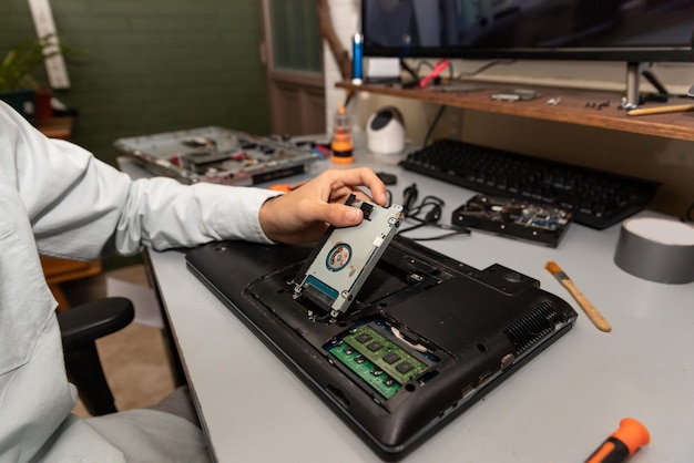 Computerreparatietechnicus die een laptop repareert