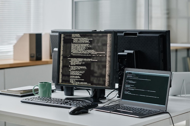 현대 사무실에서 코드가 있는 컴퓨터
